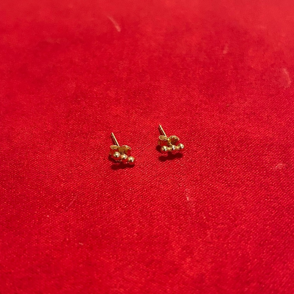 Mejuri Spheres Bar Studs (Solid Gold) - Picture 2 of 5